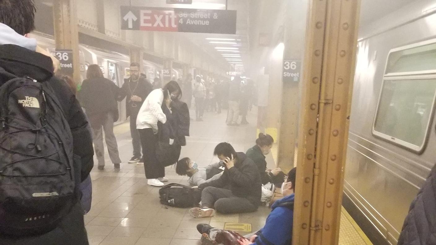 La stazione della 36esima strada invasa dal fumo dopo la sparatoria