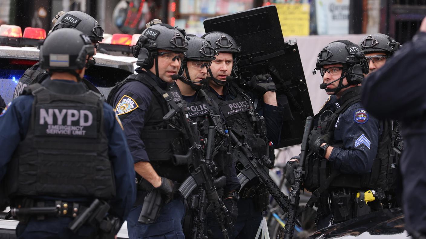Agenti delle forze speciali vicino alla stazione della metropolitana di Brooklyn, teatro della sparatoria
