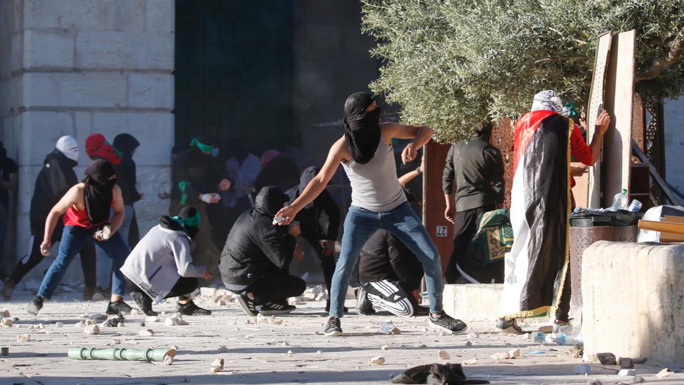 Sassi contro le forze israeliane