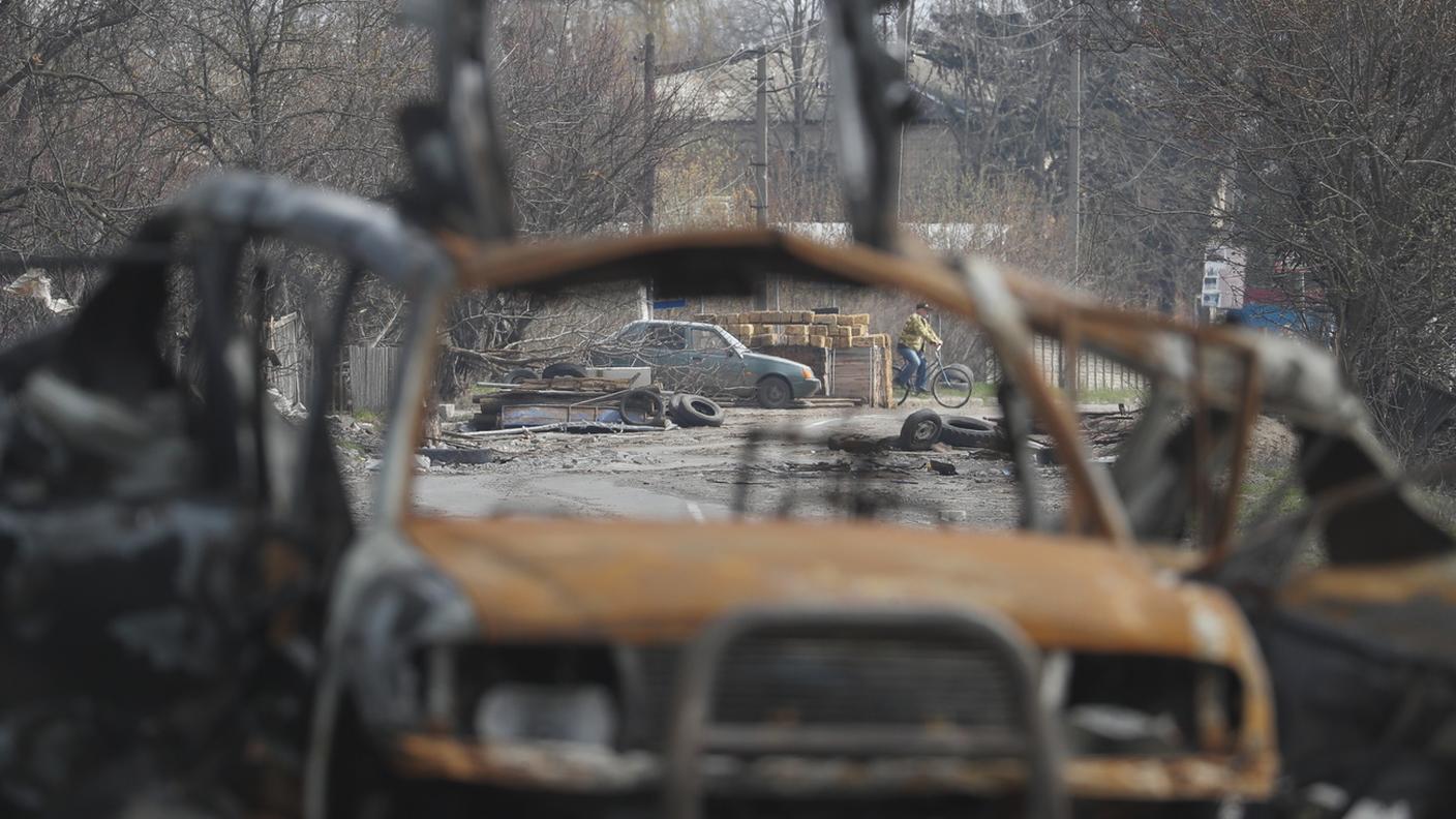 Auto bruciate nelle strade di Peremoga, nella periferia di Kiev