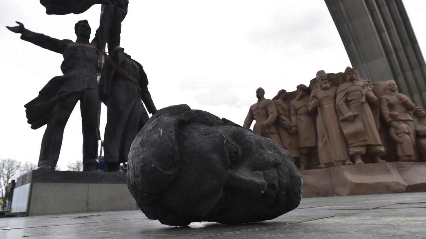 Il monumento all'amicizia tra Ucraina e Russia distrutto a Kiev