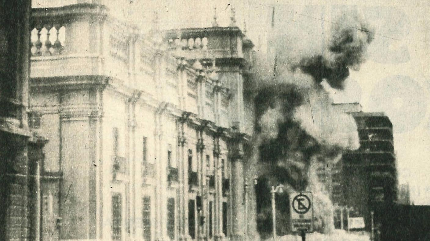 Il bombardamento del palazzo della Moneda a Santiago del Cile in cui è morto il presidente Allende