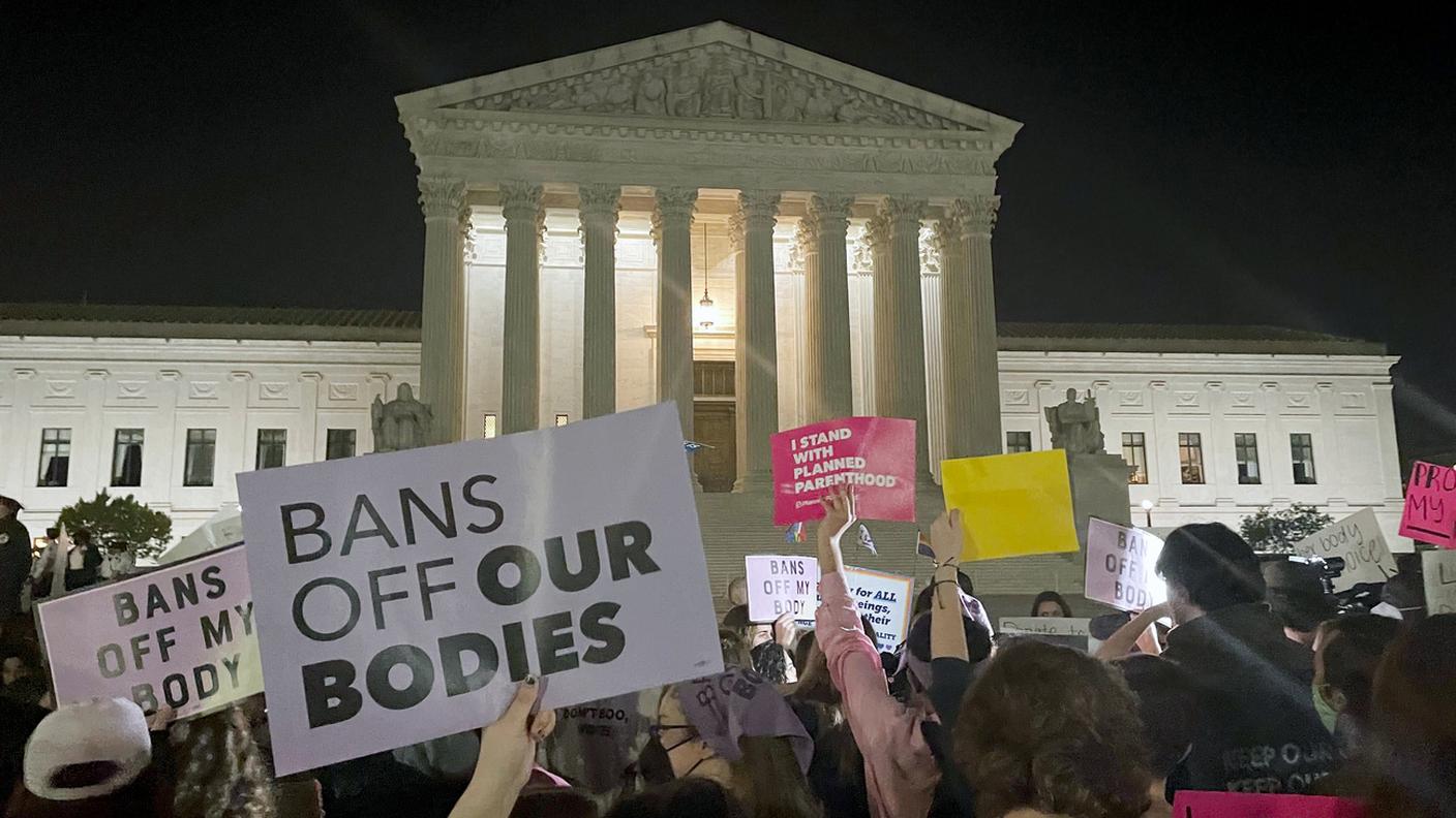 Manifestanti davanti alla sede della Corte Suprema USA