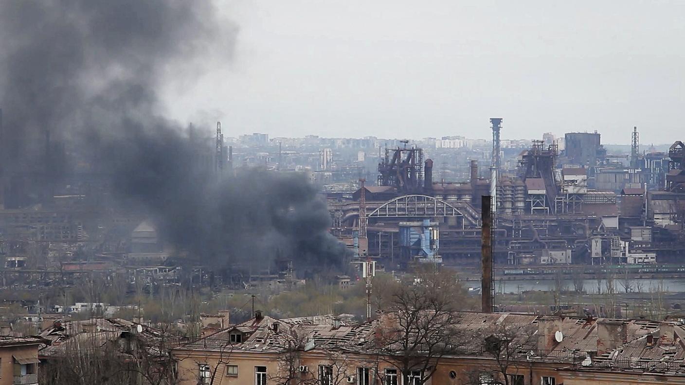 Una colonna di fumo si alza dall'acciaieria di Mariupol