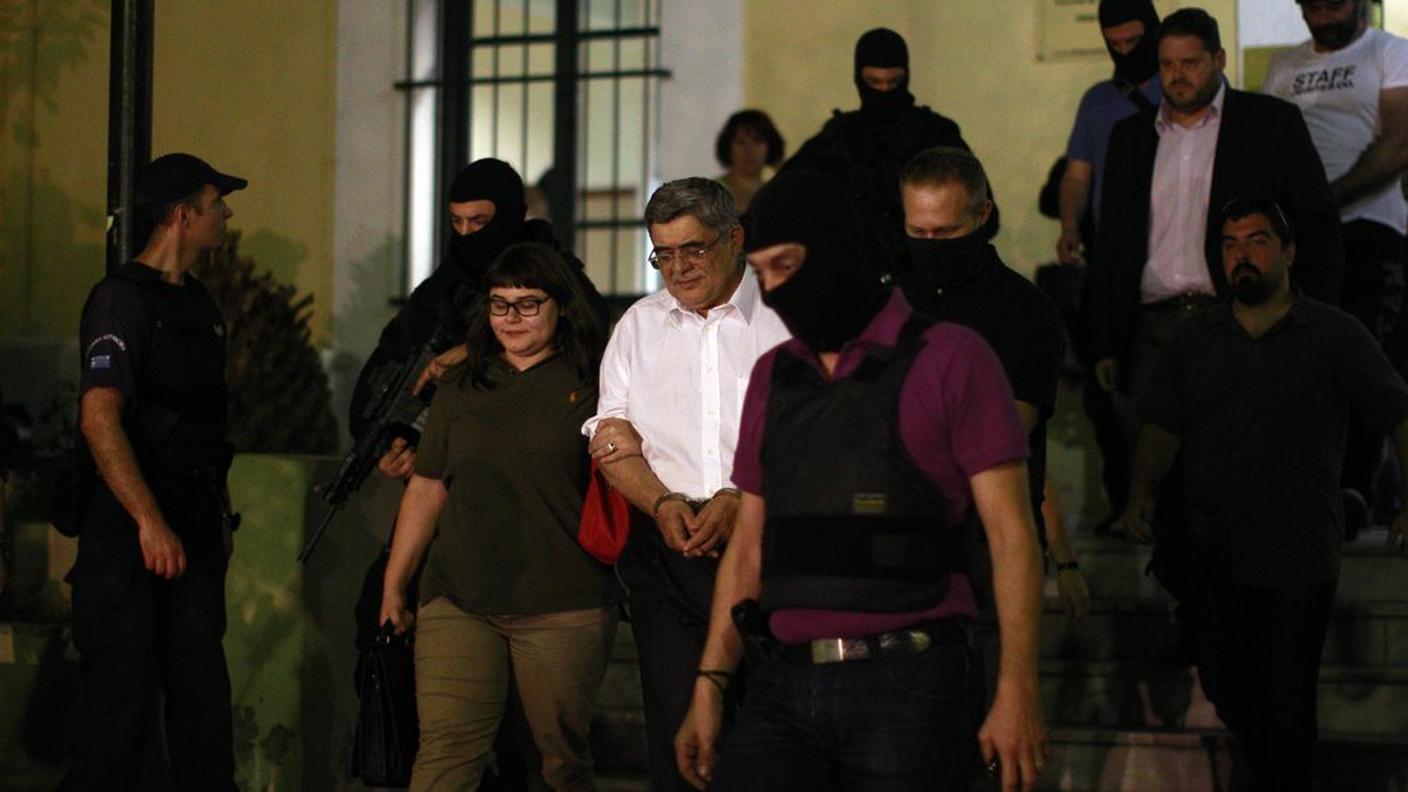 Michaloliakos all'uscita dal palazzo di giustizia, con la figlia a fianco
