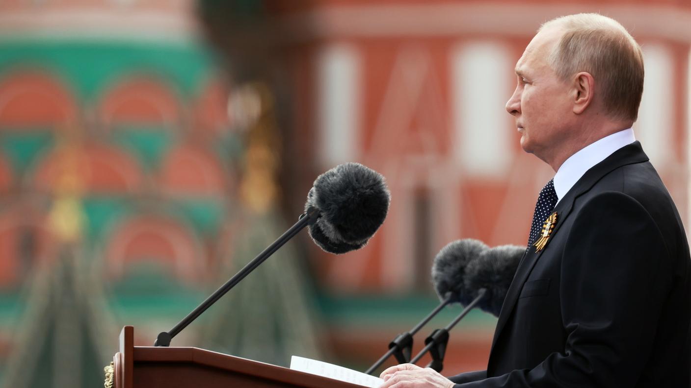 Il presidente russo Vladimir Putin mentre legge il suo discorso durante la parata a Mosca