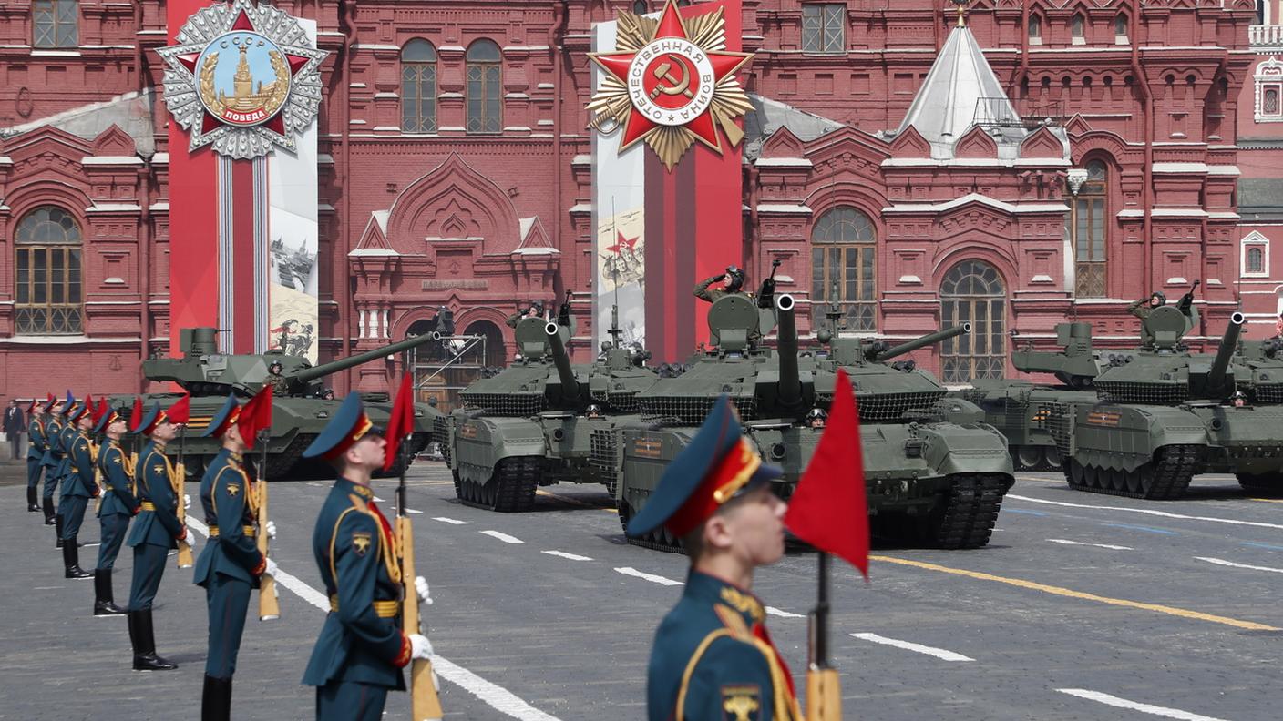 Un momento della parata militare del 9 maggio a Mosca, lunedì