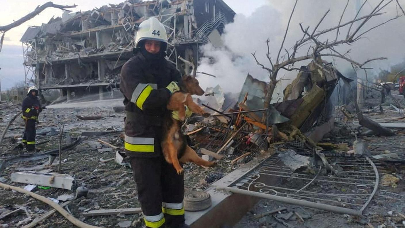 Operatori al lavoro per spegnere un incendio divampato in un edificio di Odessa dopo il lancio di un missile