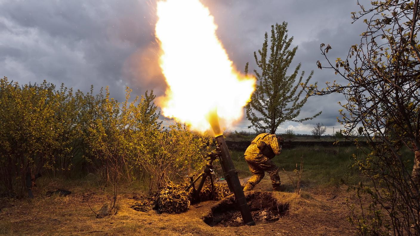 Il fuoco di un mortaio ucraino bombarda le postazioni russe alla periferia di Kharkiv