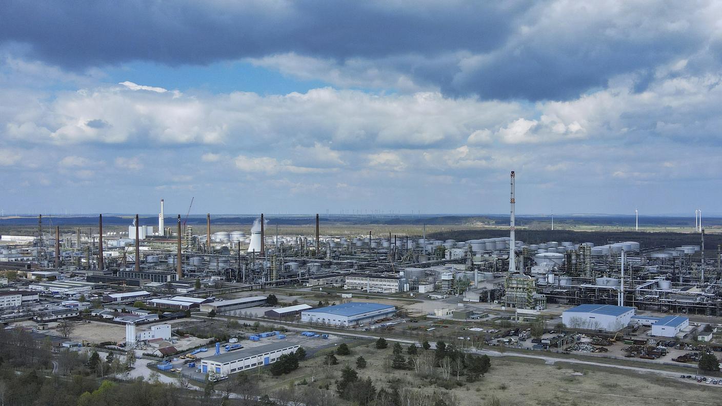 La grande raffineria di Schwedt, in Germania, alimentata dal petrolio russo tramite l'oleodotto "Druschba" (Amicizia), ha quale principale azionista la Rosneft