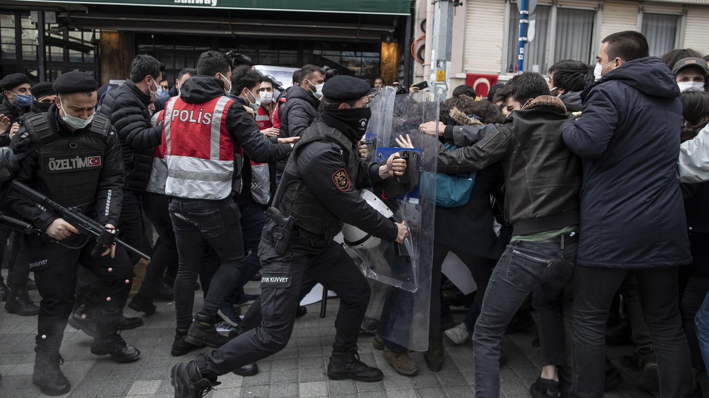 Intervento della polizia turca all'università di Istanbul