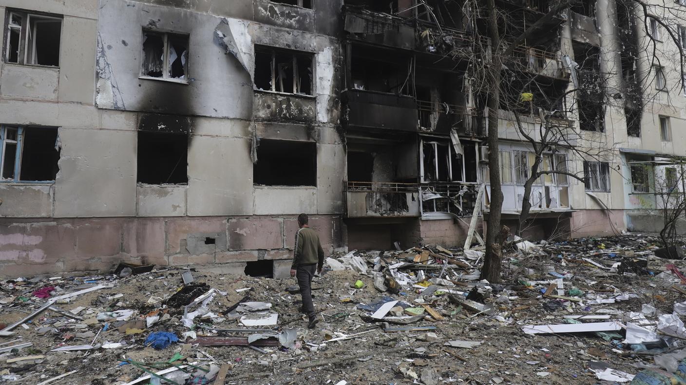 Palazzi distrutti a Severodonetsk, in una fotografia scatta lo scorso aprile
