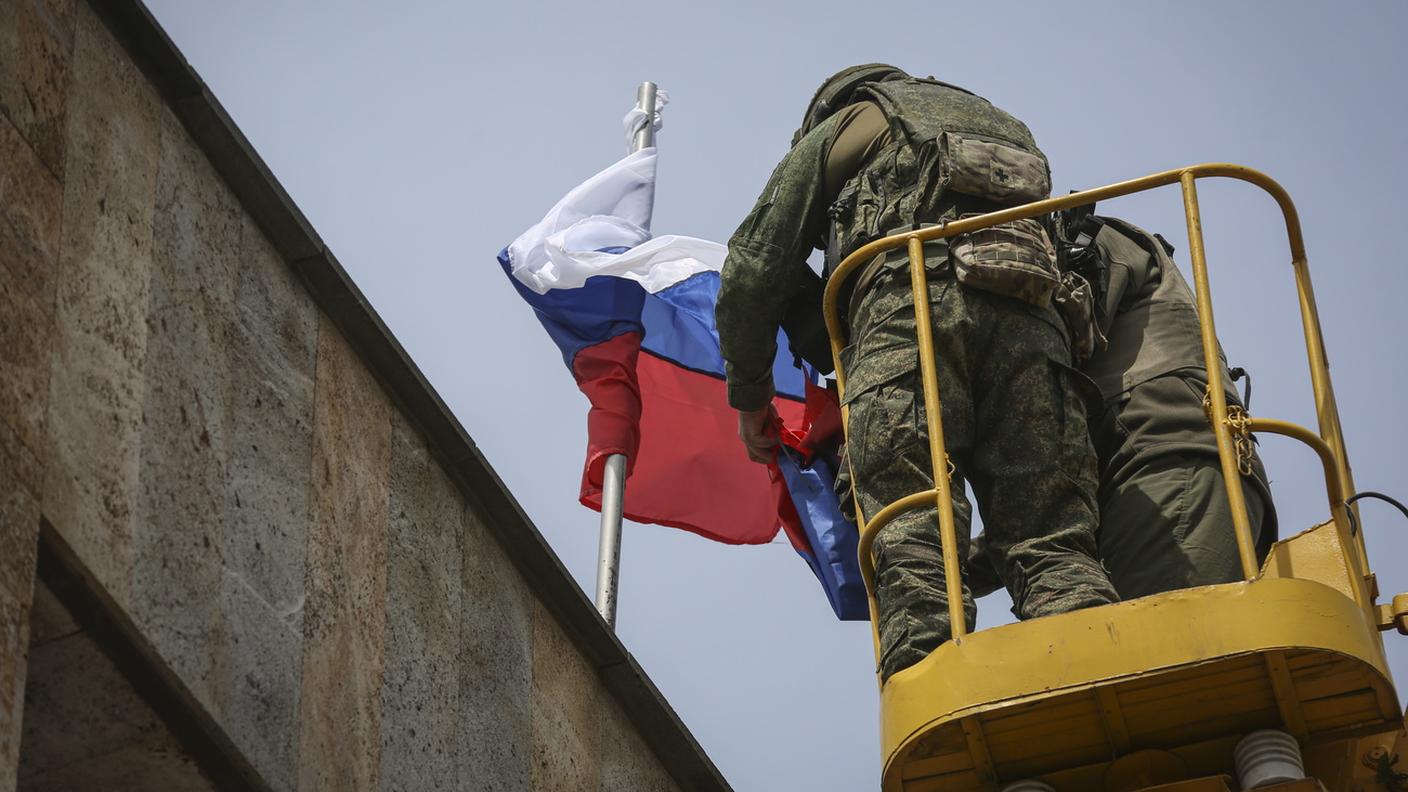 Le bandiere russe vengono issate nei centri conquistati (qui a Svitlodarsk, regione di Donetsk)