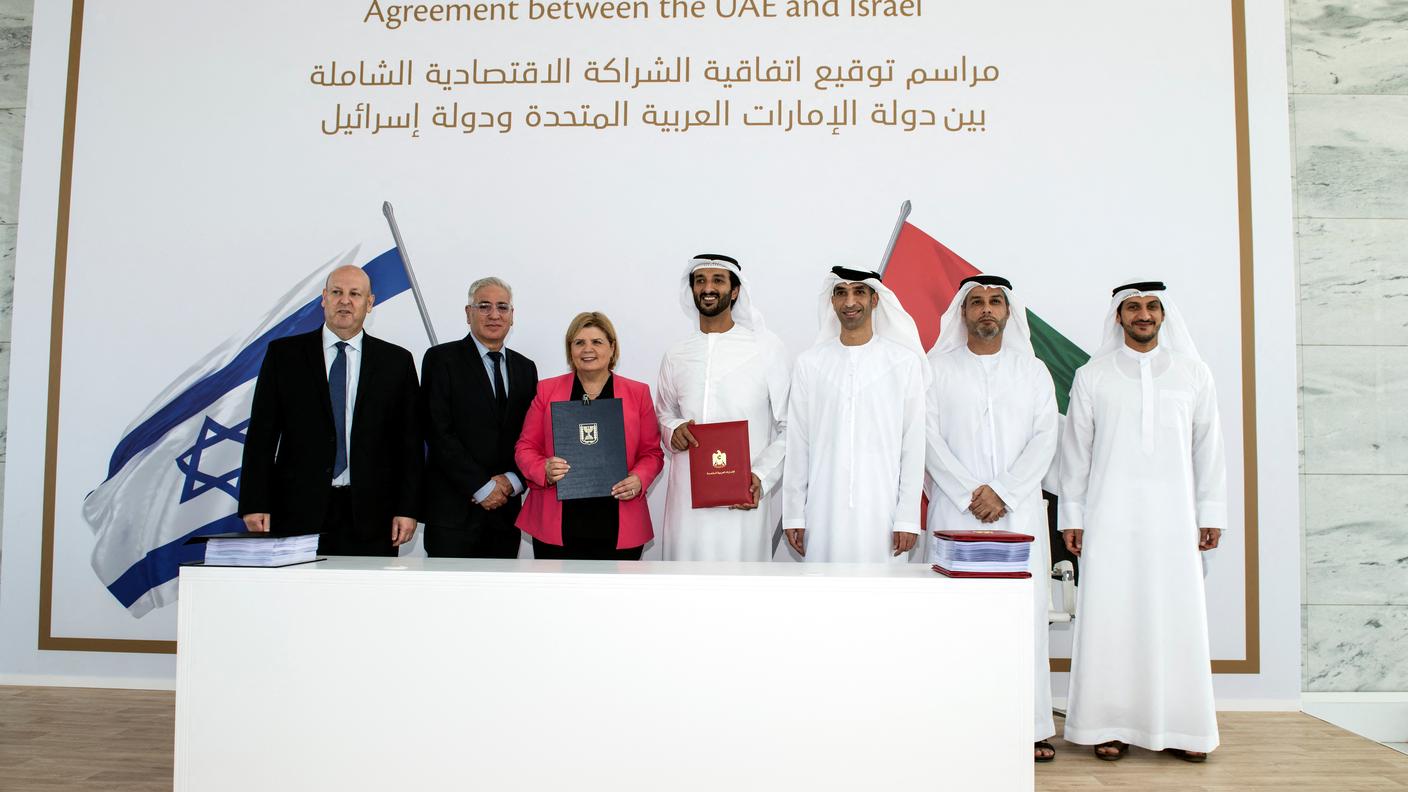 Orna Barbivai e Abdulla bin Touq Al Marri mostrano l'accordo