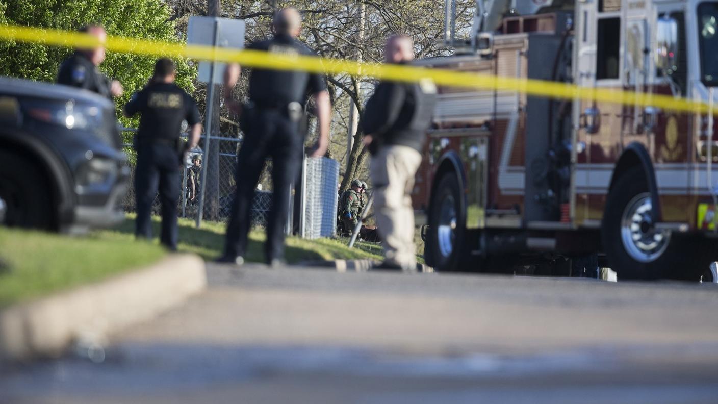 Polizia e soccorsi al lavoro sul luogo della sparatoria in Oklahoma