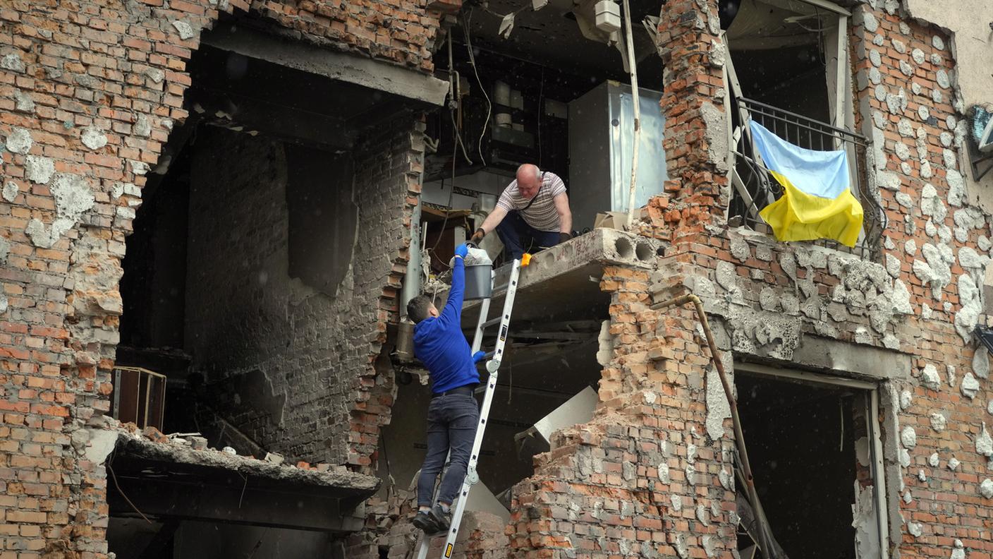 Dopo cento giorni di guerra l'Ucraina è sempre devastata dai bombardamenti
