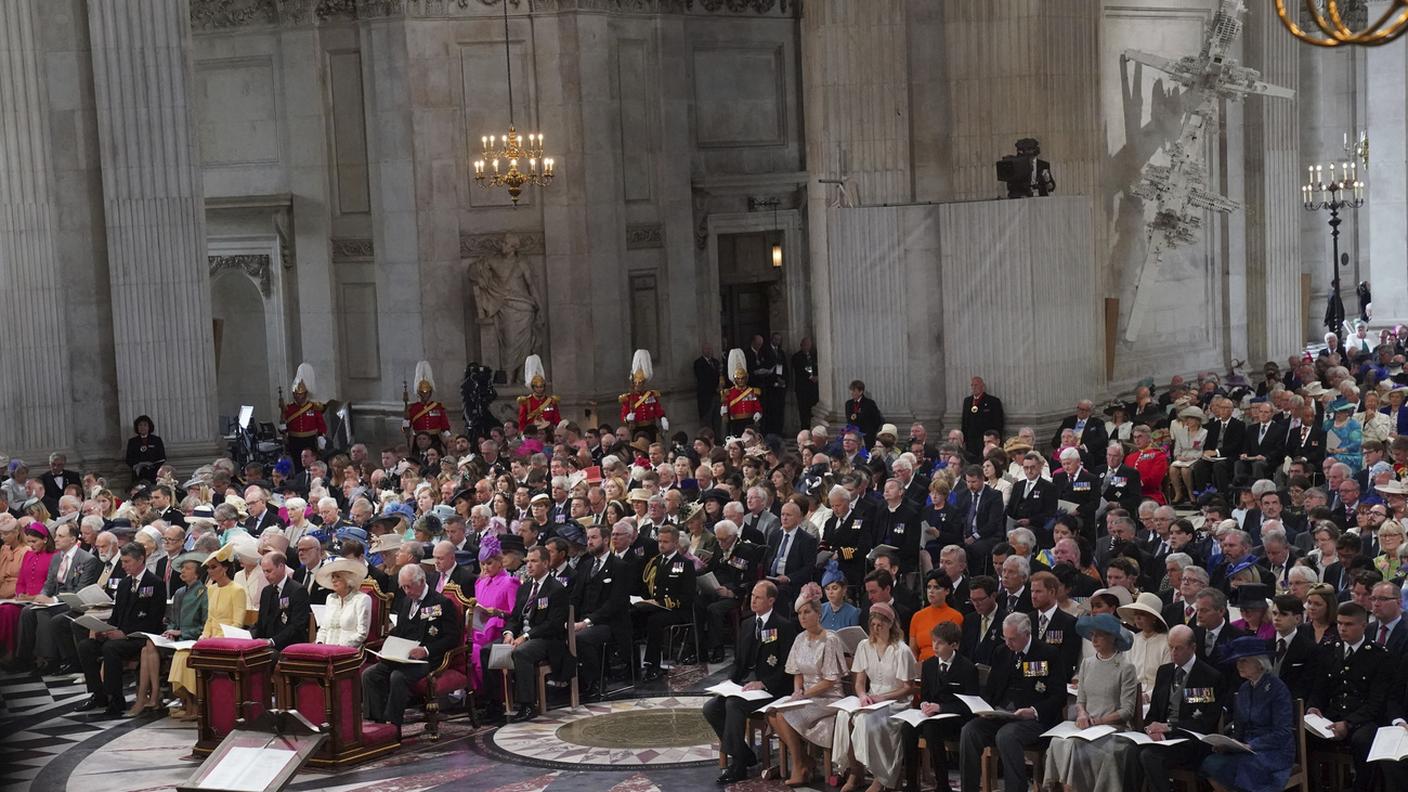 I rappresentanti della casa reale, le autorità civili e religiose riuniti nella cattedrale di Saint Paul hanno reso omaggio all'operato della sovrana
