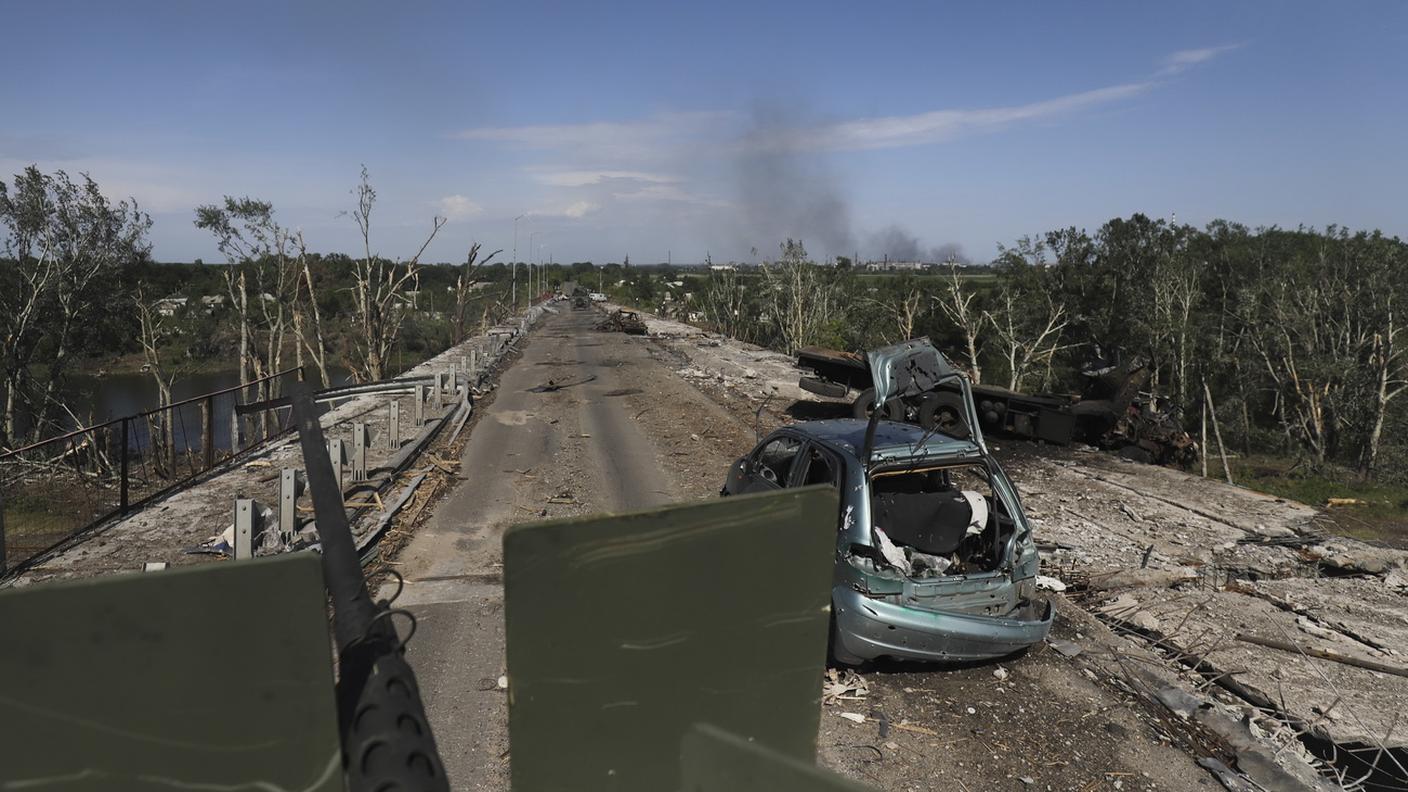 Veicoli distrutti vicino alla linea del fronte di Severodonetsk  