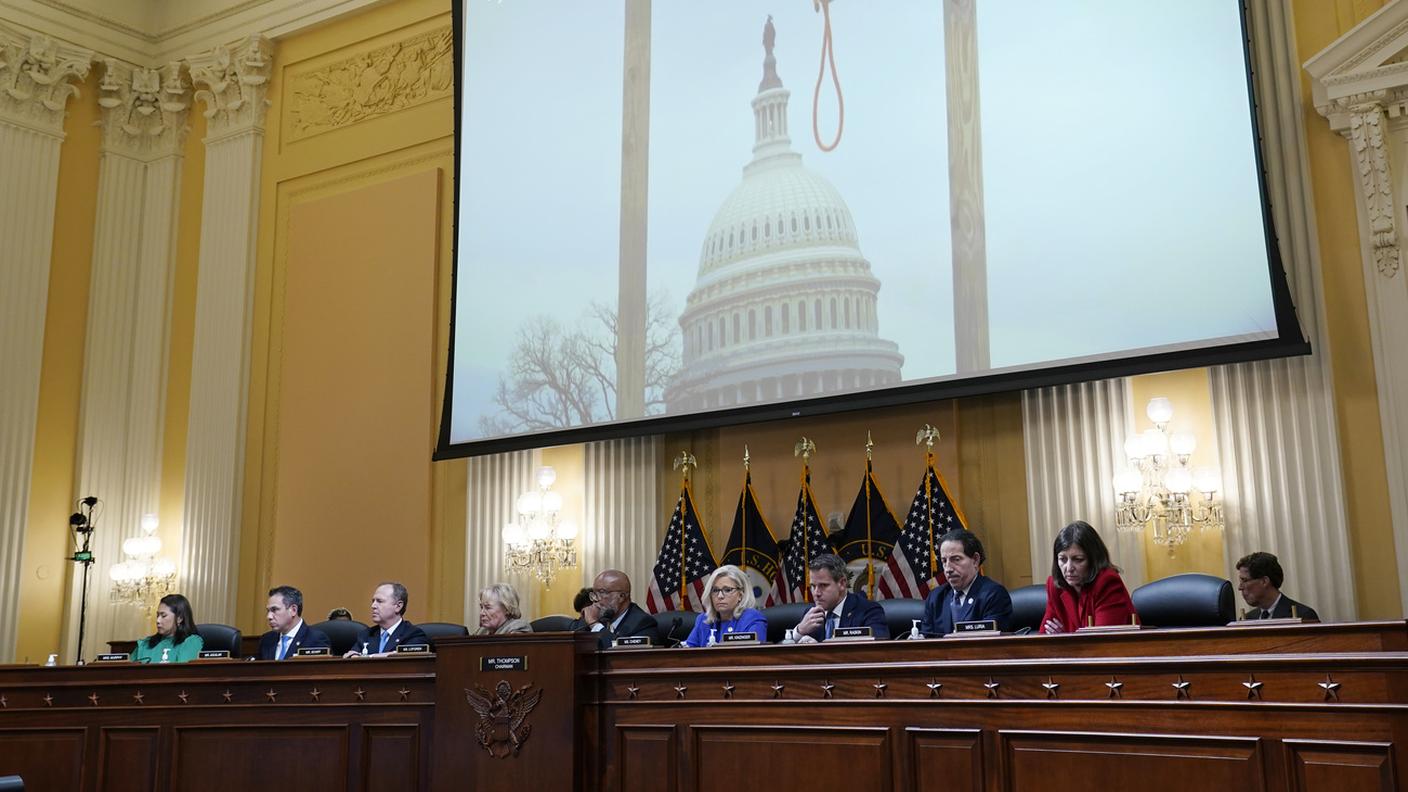 La commissione con al centro il presidente Bennie Thompson e la sua vice Liz Cheney