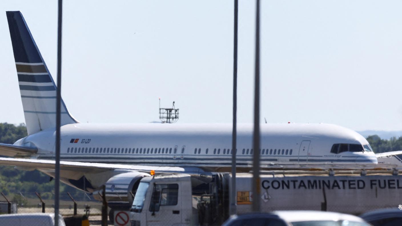 L'aereo pronto al decollo sulla pista di una base militare nel sud dell'Inghilterra