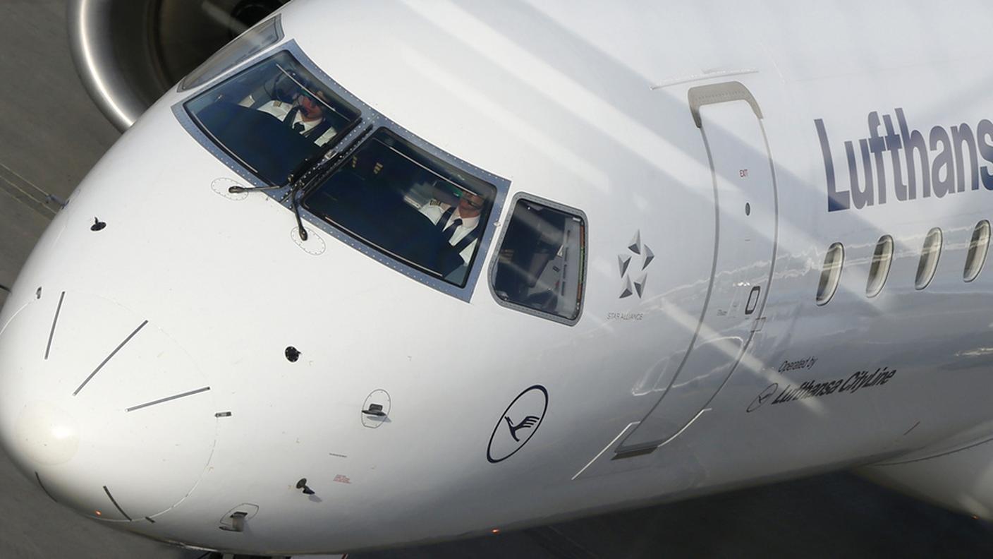 I piloti e l'assistente di volo sono stati tenuti in ostaggio
