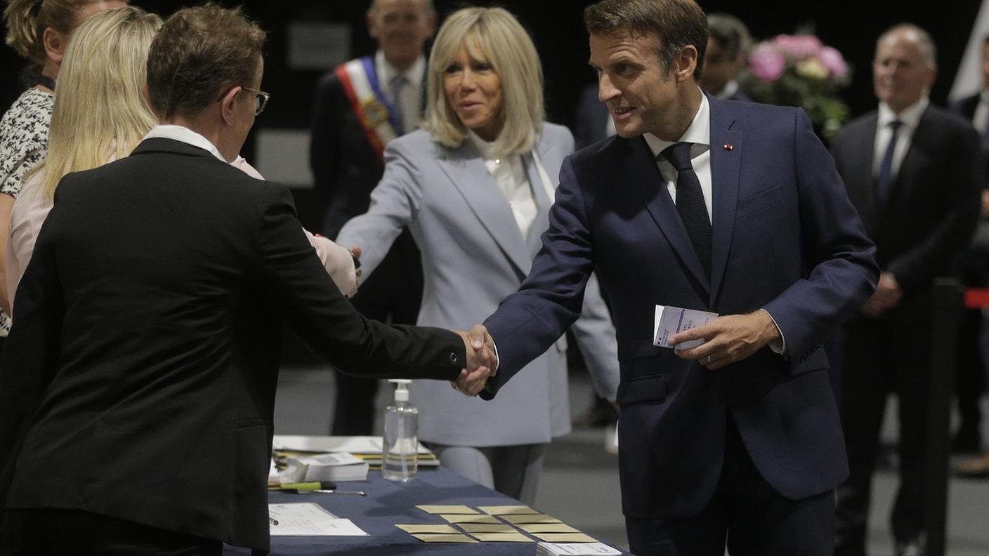 Macron al voto con la moglie Brigitte.
