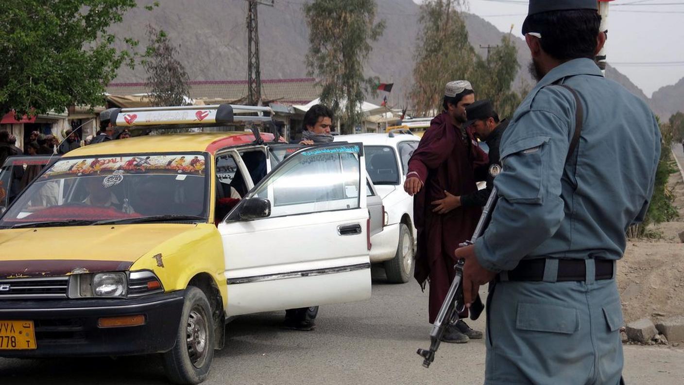 Poliziotti afghani a un posto di blocco