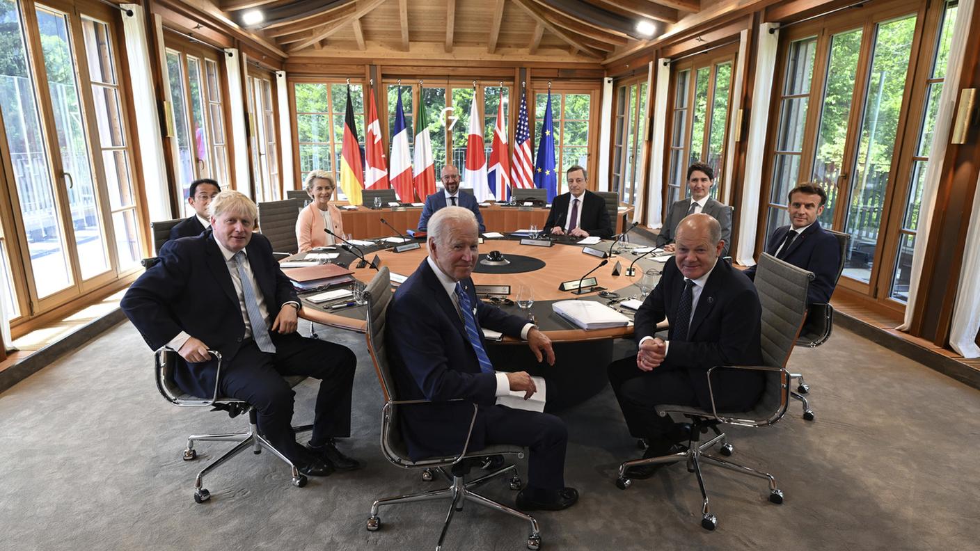Foto di gruppo: a partire da Joe Biden in senso orario Boris Johnson, il premier giapponese Fumio Kishida, la presidente della Commissione europea Ursula von der Leyen, il presidente del Consiglio europeo Charles Michel, il premier canadese Justin Trudeau, il presidente francese Emmanuel Macron e il cancelliere tedesco Olaf Scholz, padrone di casa