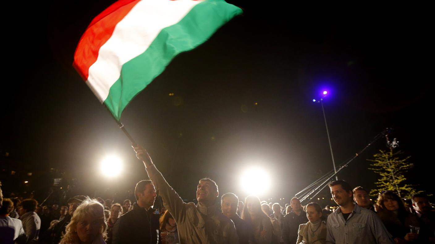 Sostenitori del Fidesz festeggiano in piazza. Grazie alla riforma elettorale promossa dal partito stesso e ritenuta ingiusta dall'opposizione, con meno di un voto su due la formazione di Orban dominerà il Parlamento