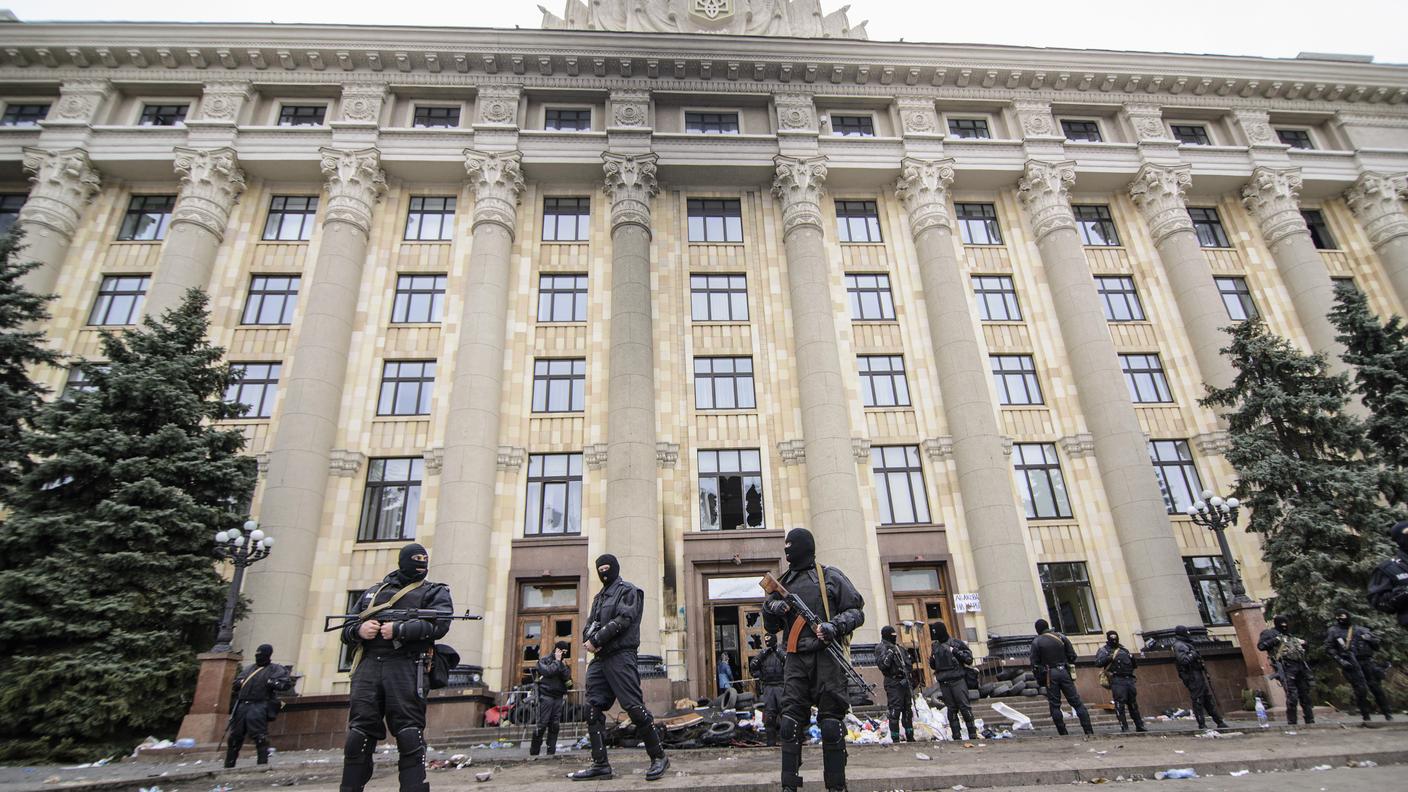 Uomini armati davanti alla sede dell' amministrazione regionale di Kharkiv