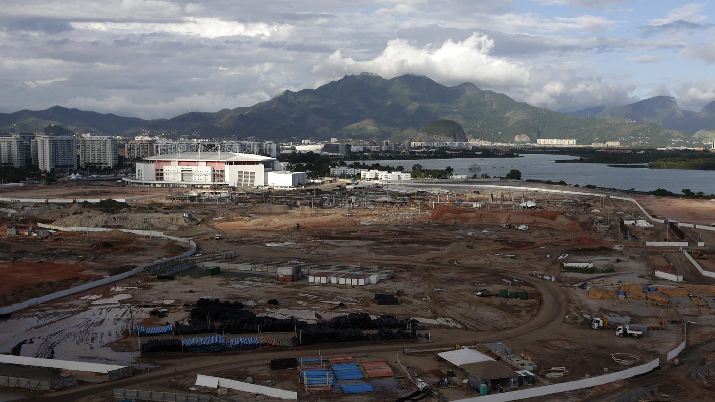 Un cantiere, in evidente ritardo, dei tanti parchi olimpici a Rio de Janeiro