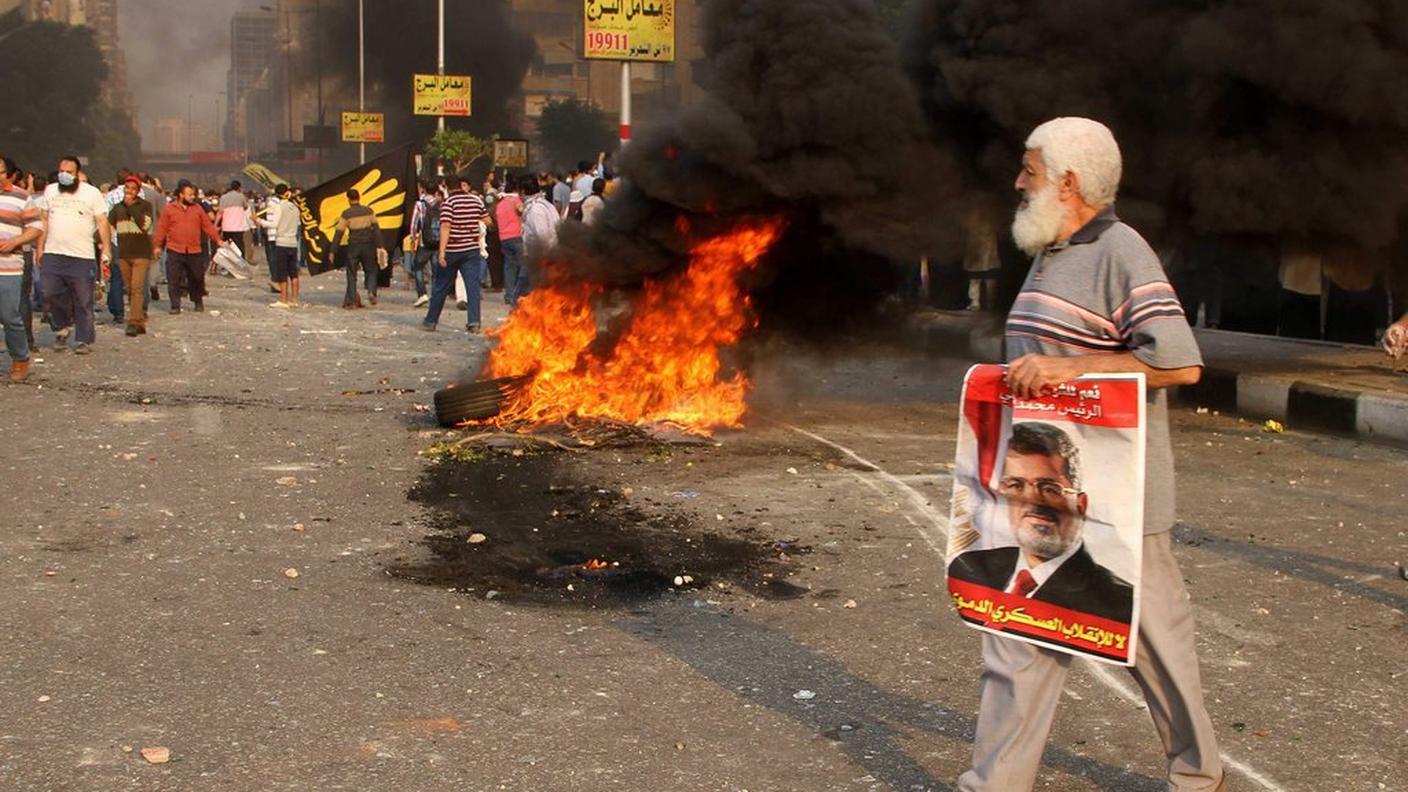 Scontri tra la polizia e i sostenitori dell'ex presidente Morsi in Egitto