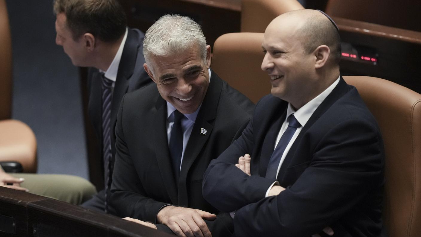 Lapid, a sinistra, eredita ad interim la carica lasciata da Bennett, a destra