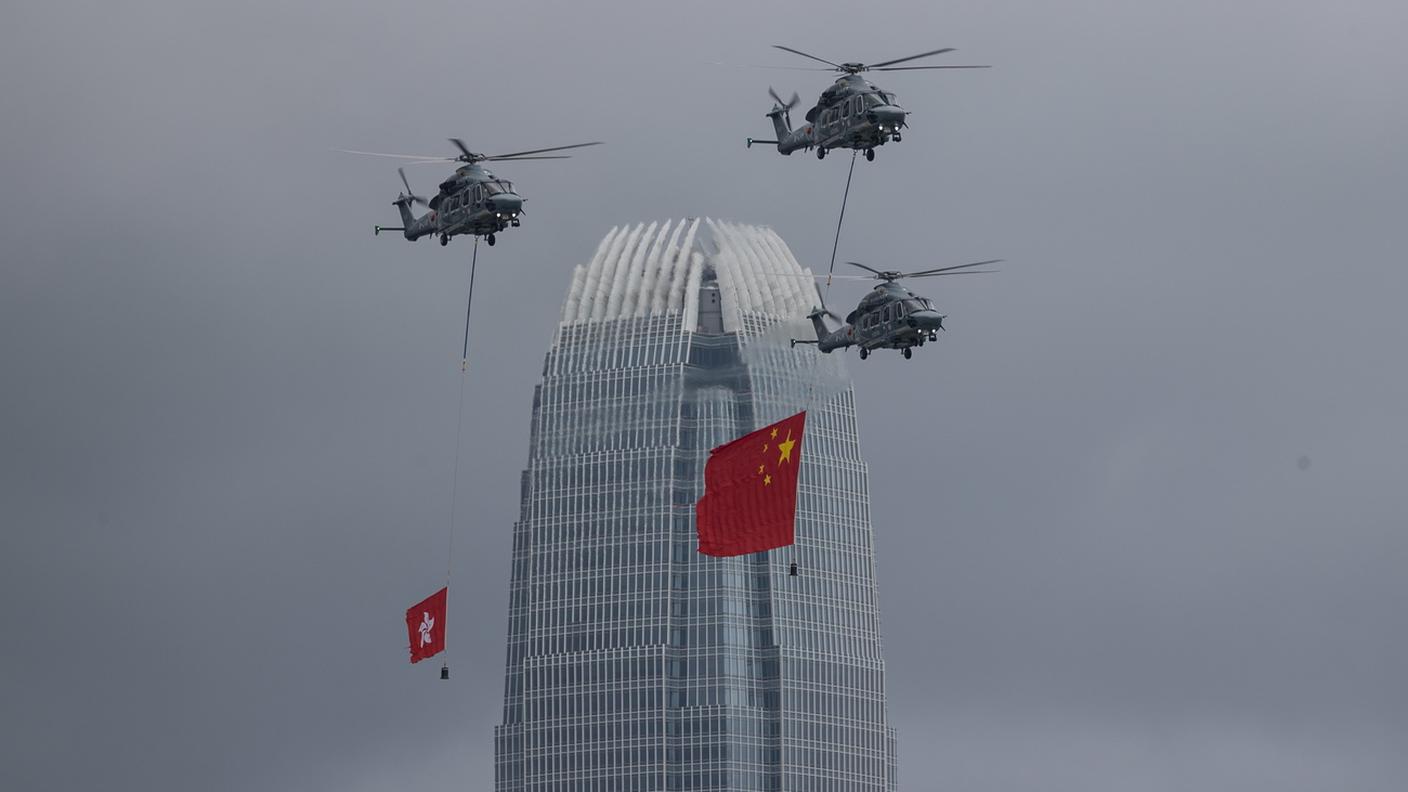 La bandiera cinese svetta su Hong Kong
