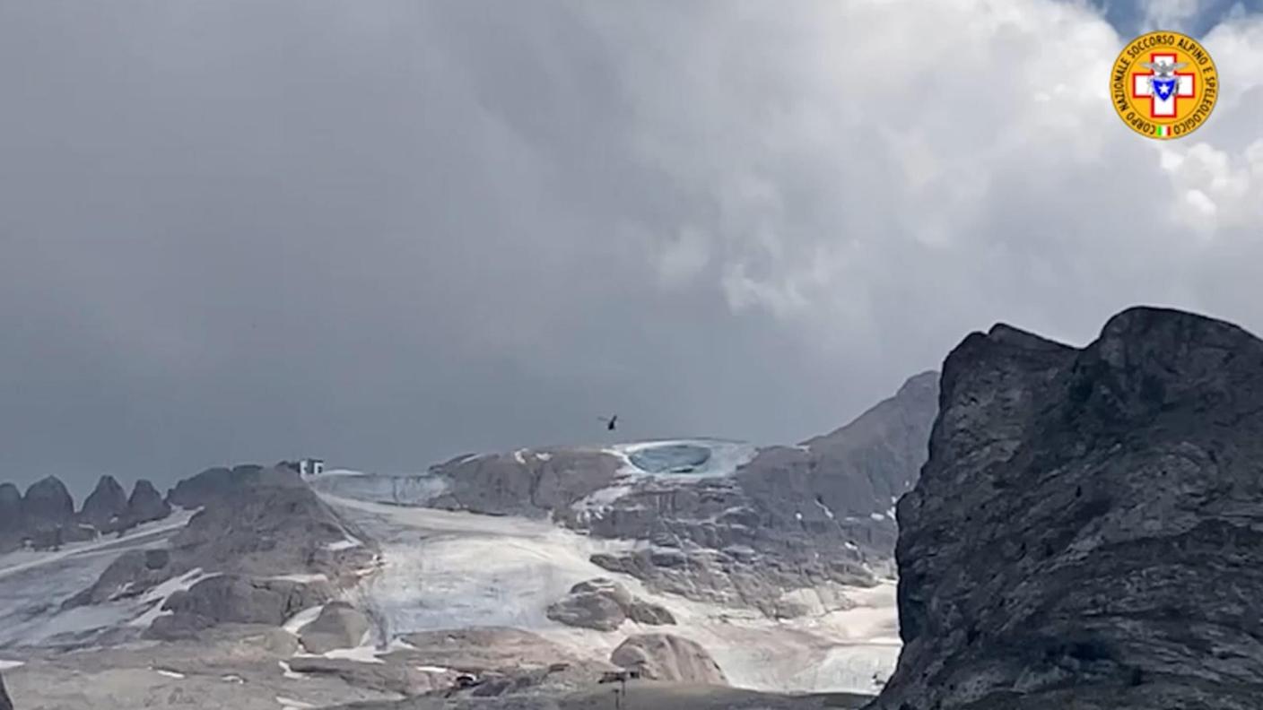 Un frame tratto dal video fornito dal soccorso alpino mostra il seracco di ghiaccio crollato 