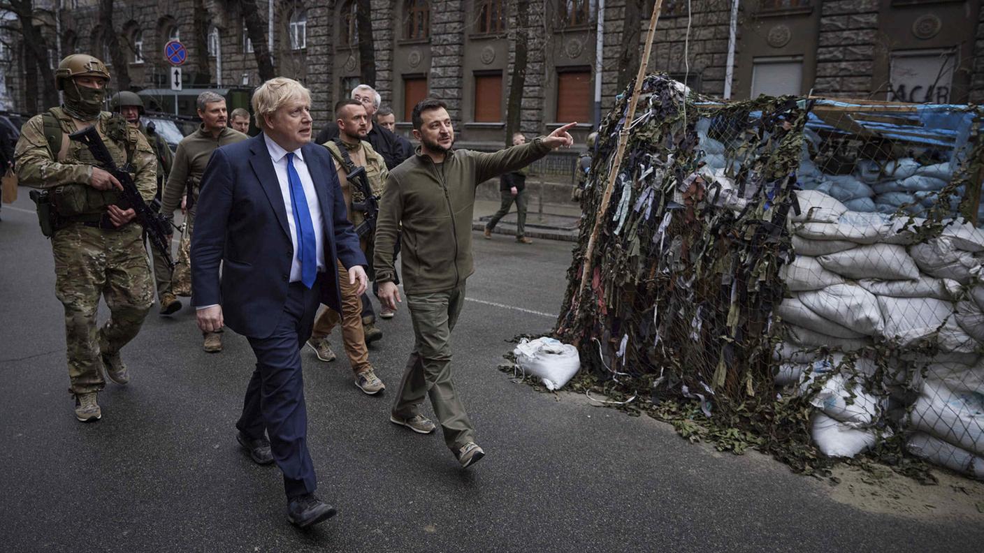 Johnson e Zelensky camminano per Kiev durante la visita del premier britannico in aprile