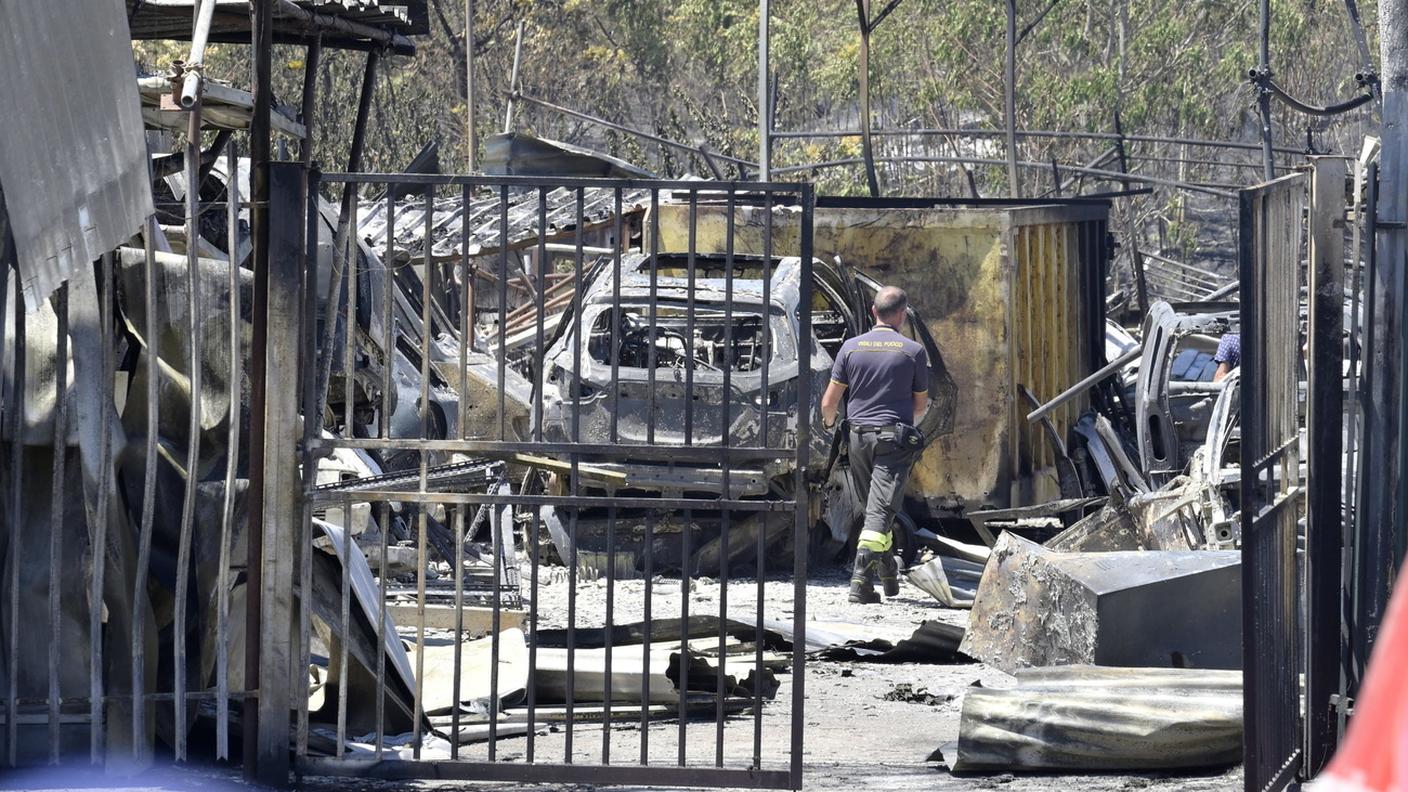 I danni causati dall'incendio a Roma
