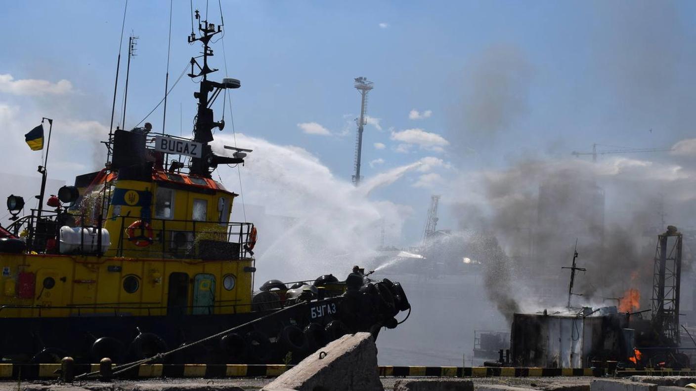 I danni dell'attacco russo di sabato al porto di Odessa.