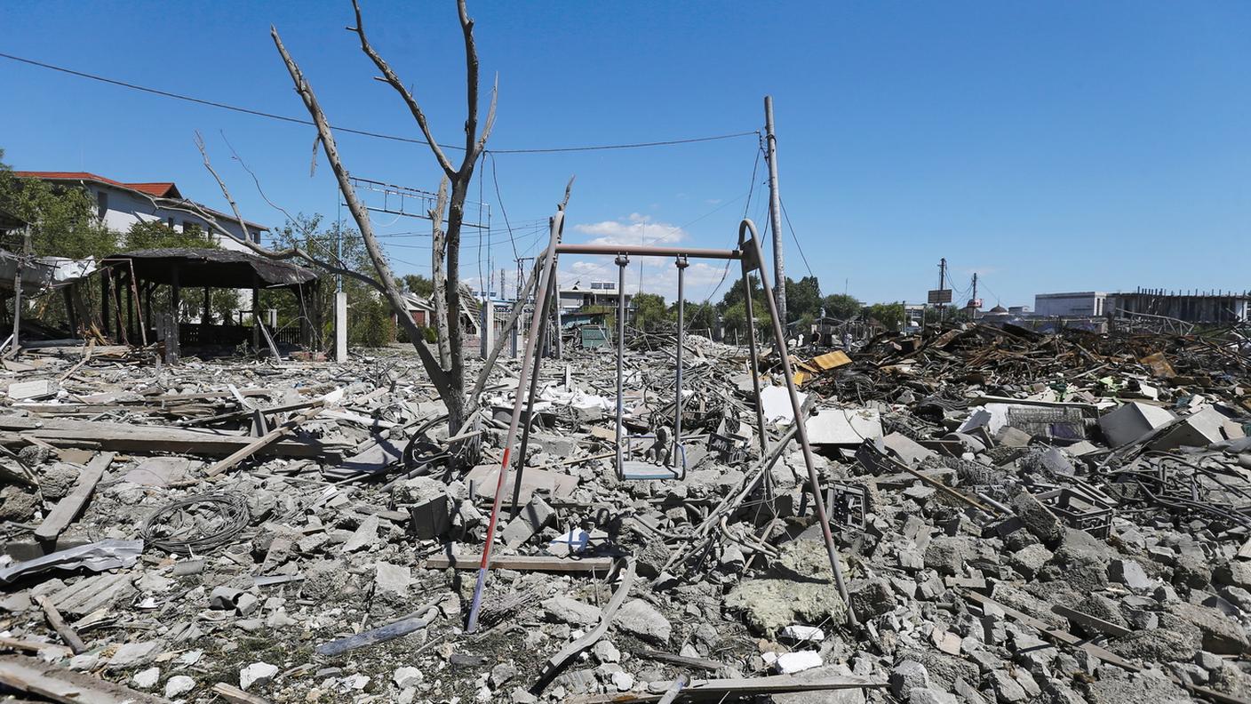 Quel che resta di un villaggio turistico e del suo parco giochi dopo i bombardamenti russi