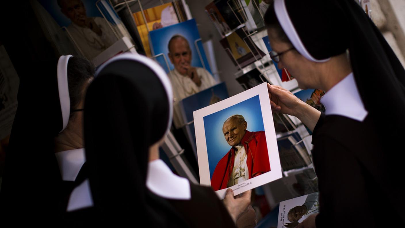 Due suore con un'immagine di Giovanni Paolo II