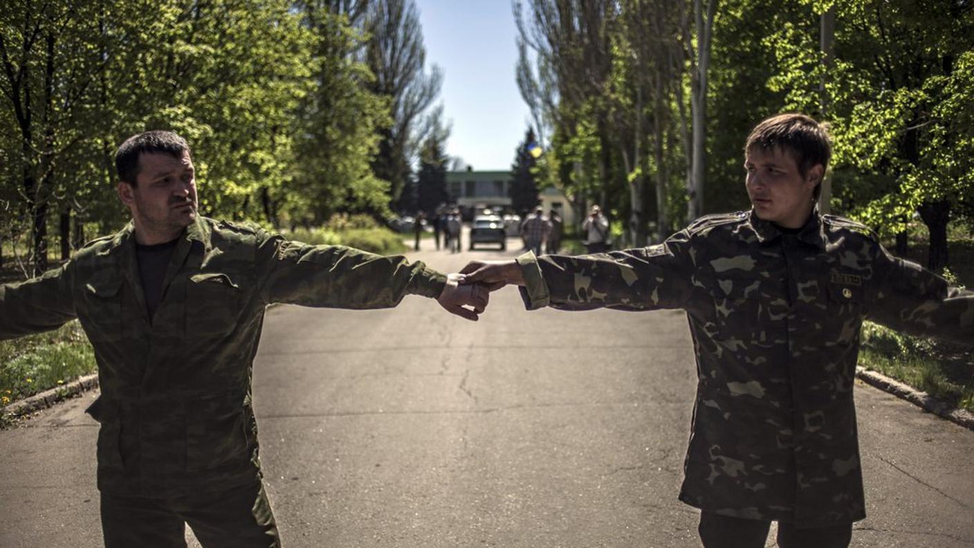 Soldati ucraini sorvegliano un aeroporto dell'est del paese, dopo che 7 osservatori OSCE e 5 militari ucraini sono stati fermati e trattenuti dai filorussi