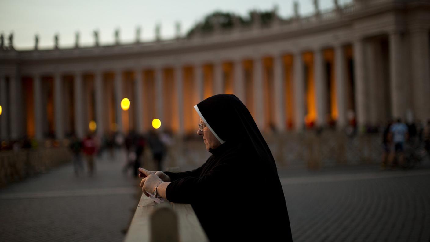 Una suora in preghiera in Piazza San Pietro