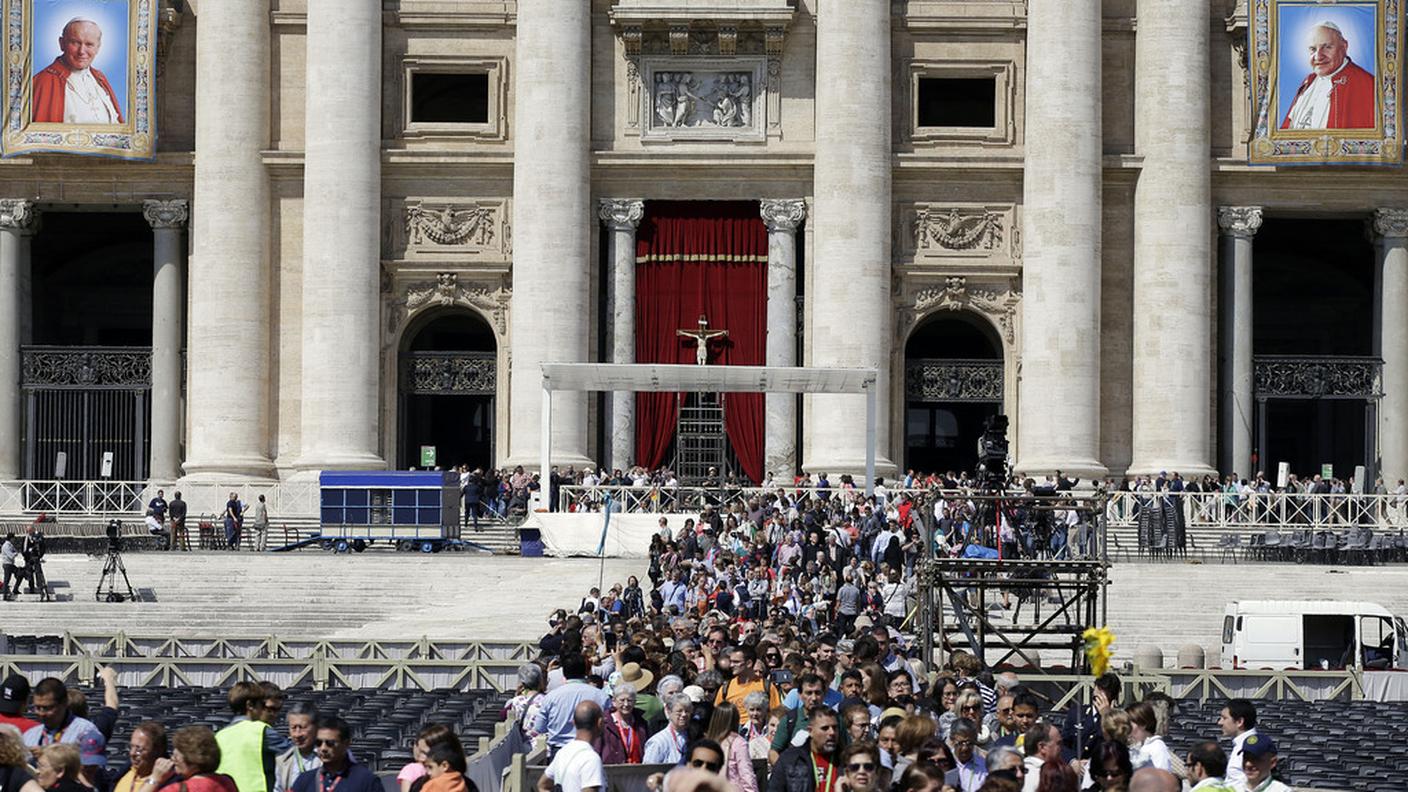 Sulla facciata i ritratti dei due pontefici