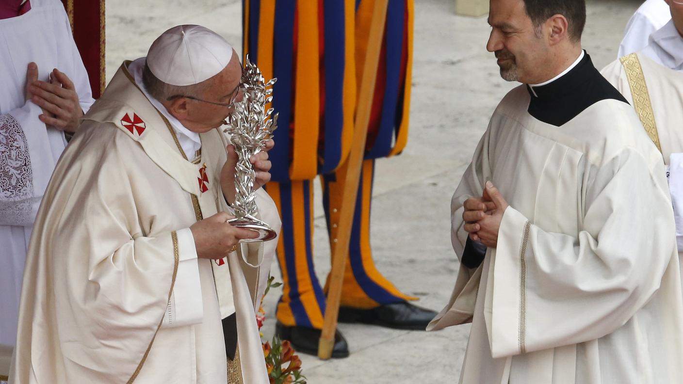 Bergoglio bacia una delle reliquie