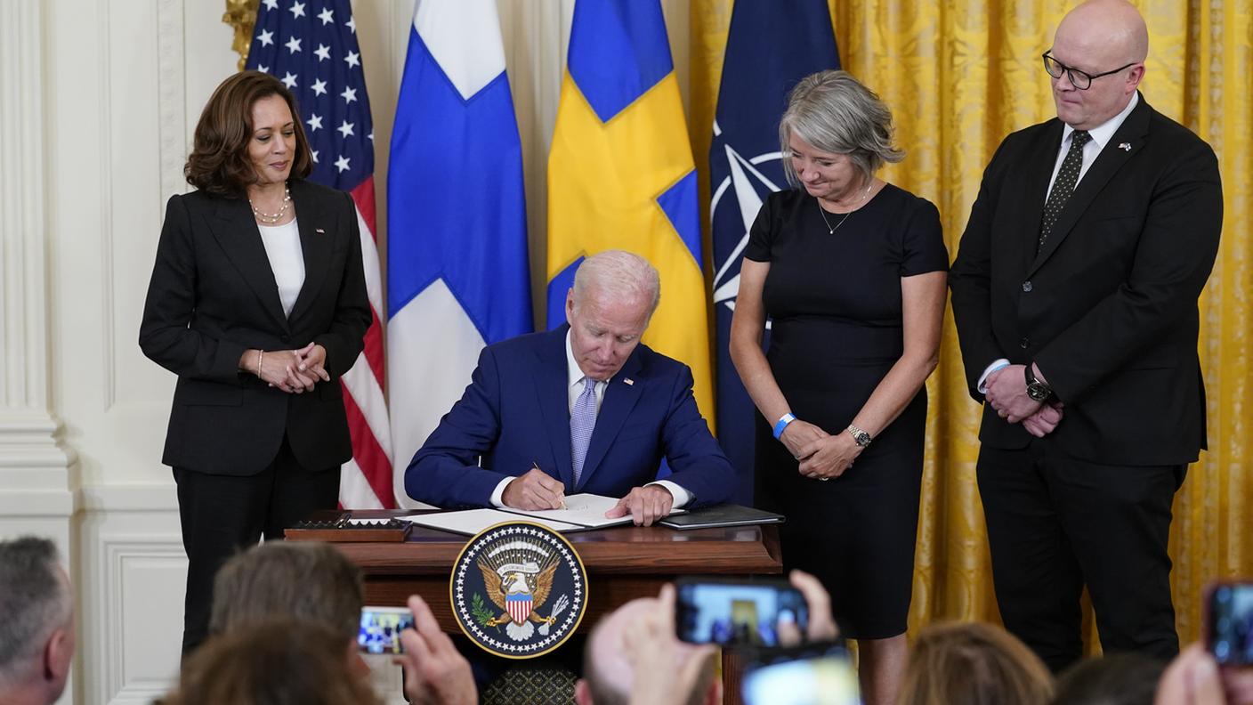 La cerimonia della firma 