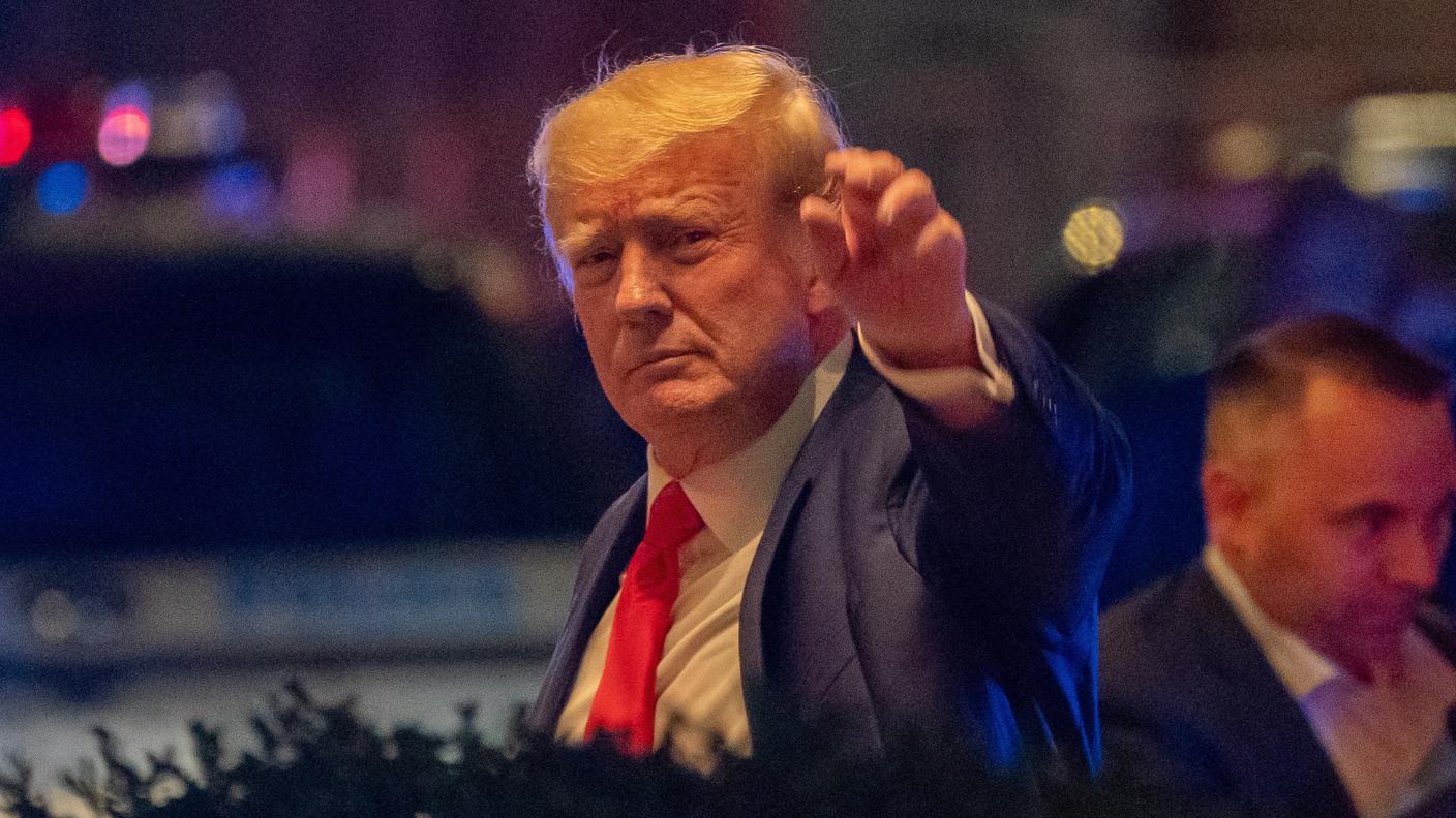 L'ex presidente USA Donald Trump all'uscita dal tribunale di New York