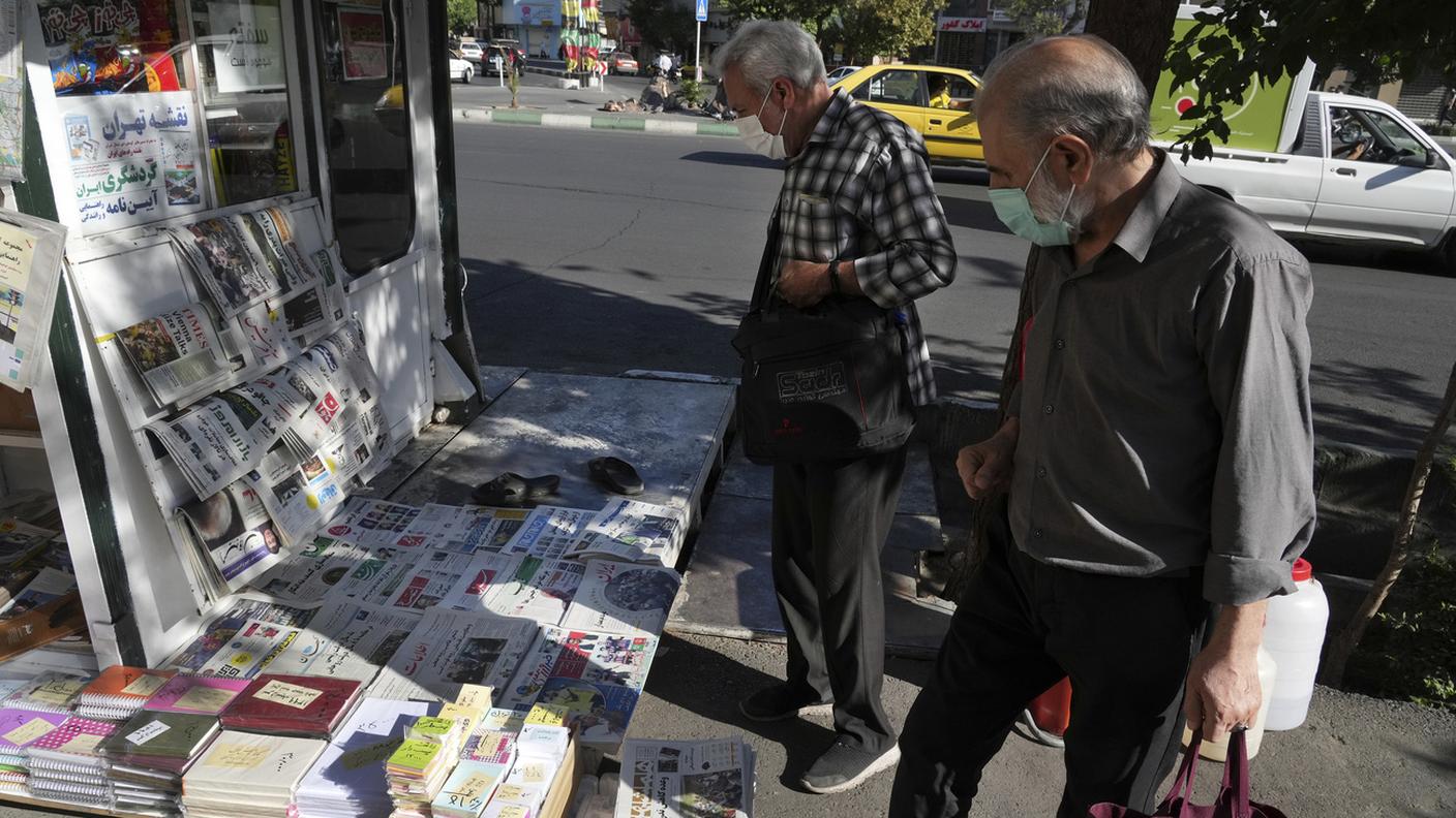 La stampa filogovernativa iraniana celebra l'accoltellamento di Rushdie avvenuto venerdì