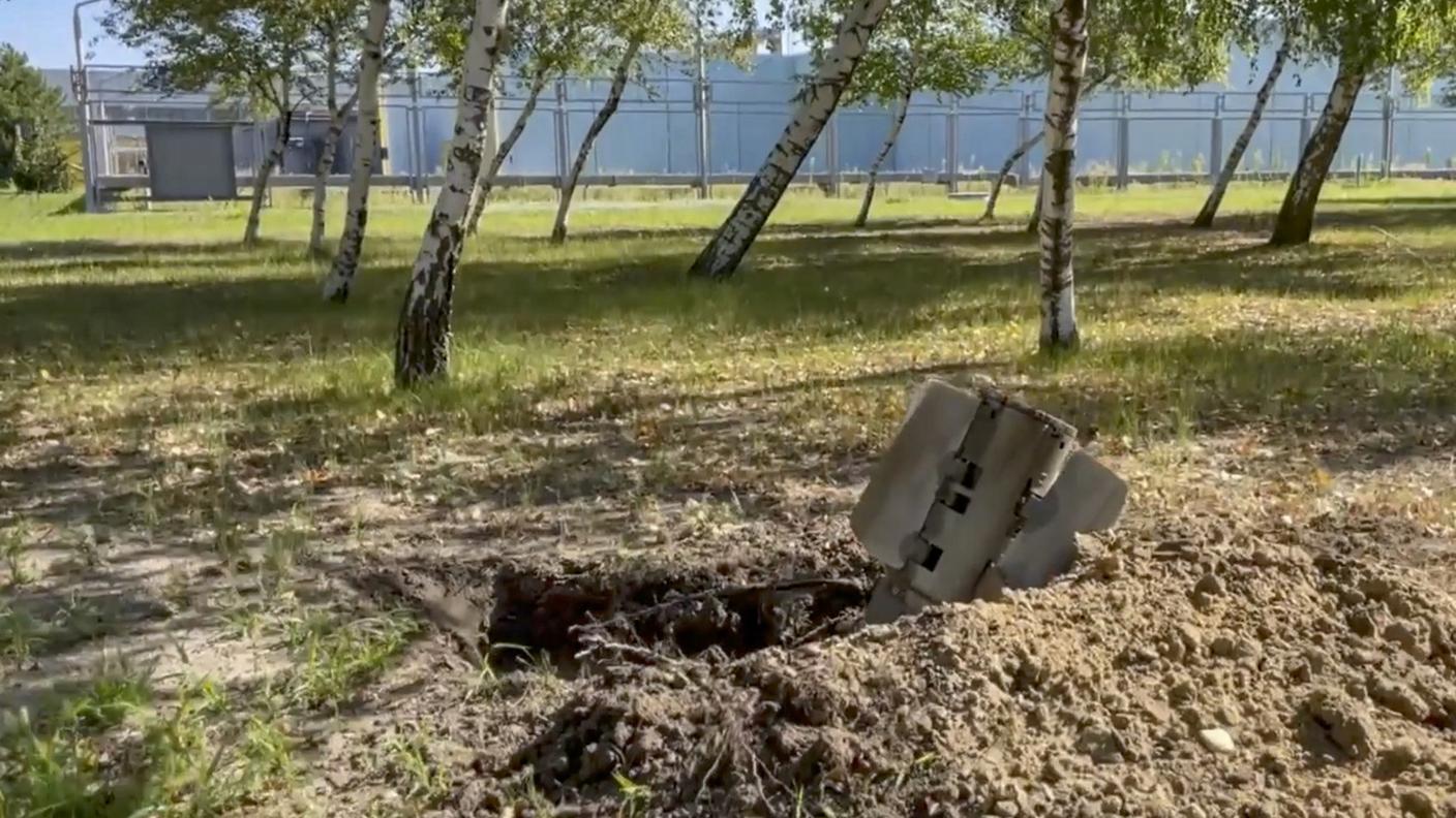 Un pezzo di un missile appena oltre le recinzioni della centrale atomica di Zaporizhzhia