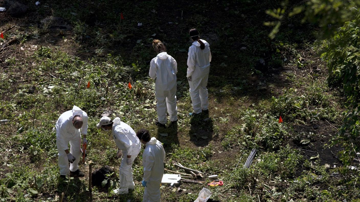 La scientifica sul luogo del ritrovamento di alcuni resti umani