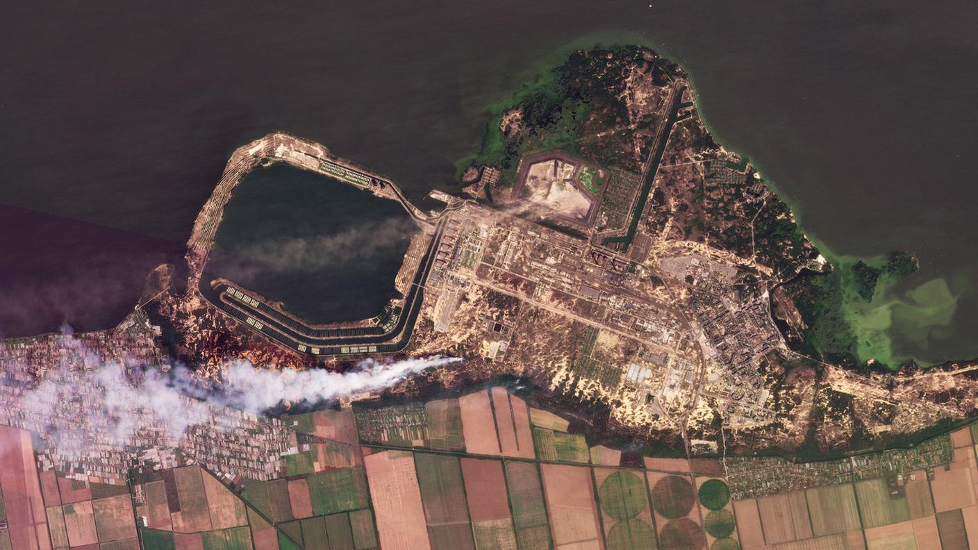 Una foto satellitare mostra il fumo causato dai bombardamenti sull'area della centrale nucleare